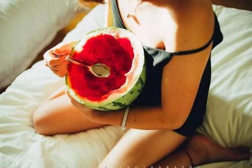 年代文中的吃瓜,吃瓜群众的趣味生活与时代变迁