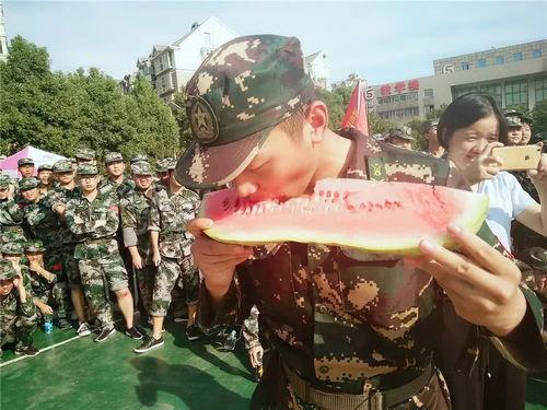 军训吃瓜图片