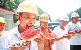 夏天太热工人吃瓜,工人夏日消暑新选择