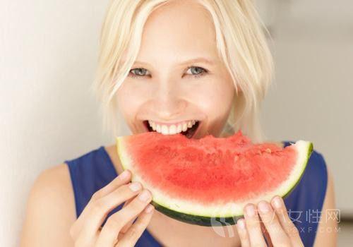 吃瓜的已婚妇女图片,揭秘已婚妇女的趣味生活瞬间