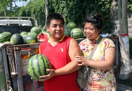 吃瓜的已婚妇女图片,揭秘已婚妇女的趣味生活瞬间