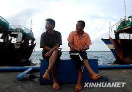 中国渔民演戏吃瓜,共享丰收喜悦