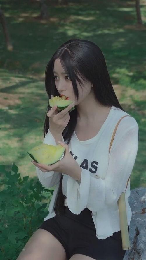 美少女吃瓜图片  第2张