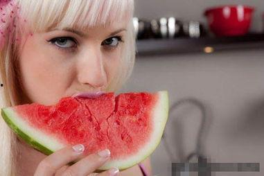 美少女吃瓜图片  第3张