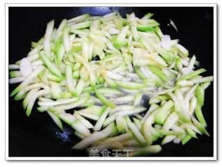 木耳和小瓜炒鸡蛋可以吃,营养美味家常菜  第3张